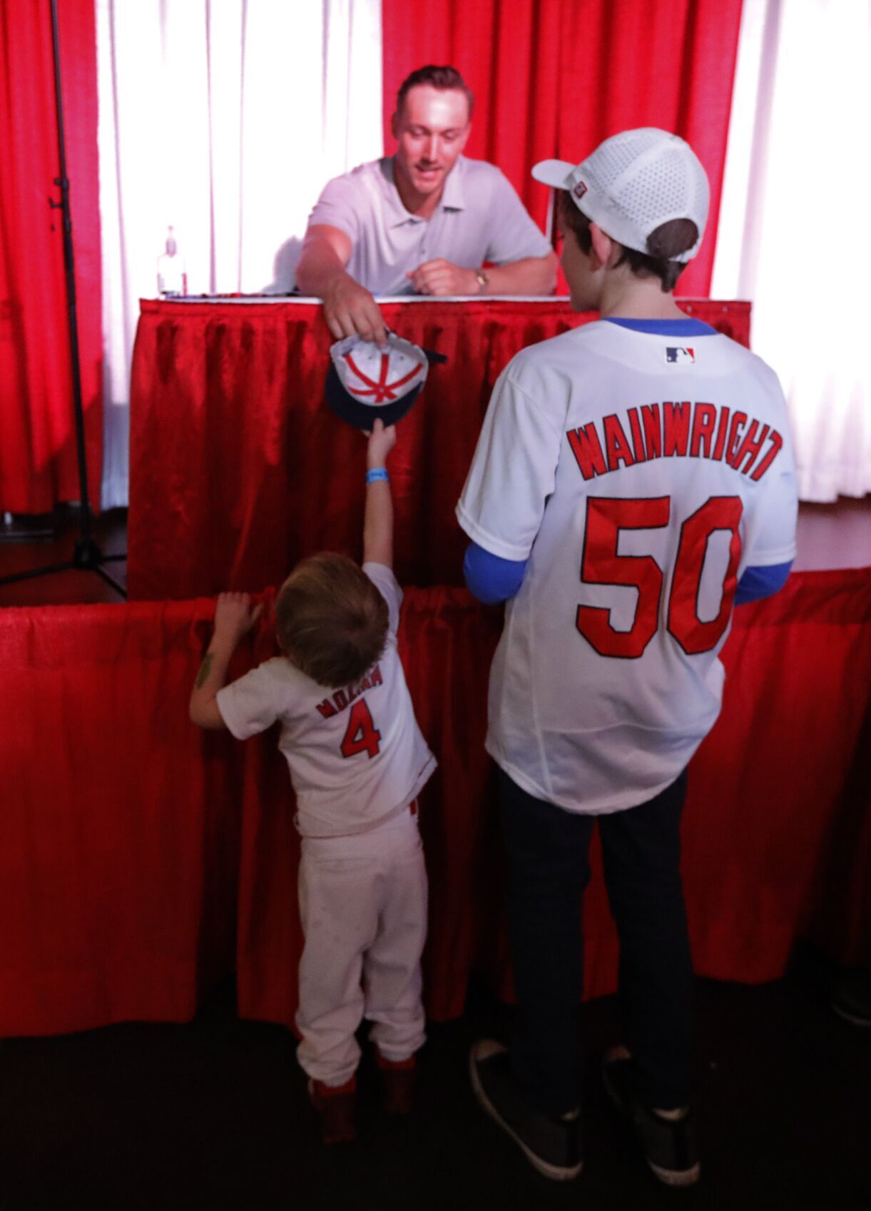 St. Louis Cardinals catcher Andrew Knizner signs autographs